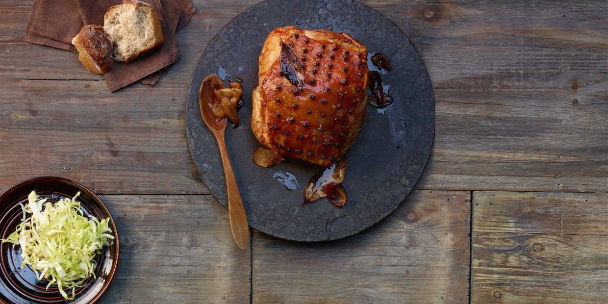 Schweinskrustenbraten_mit_Nelken_gespickt.jpg