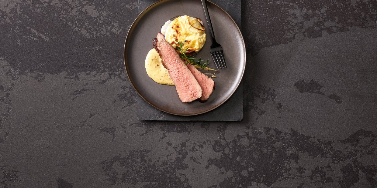 Rezept des Monats: Niedergegarter Rindshuftdeckel mit Senf-Hollandaise ...