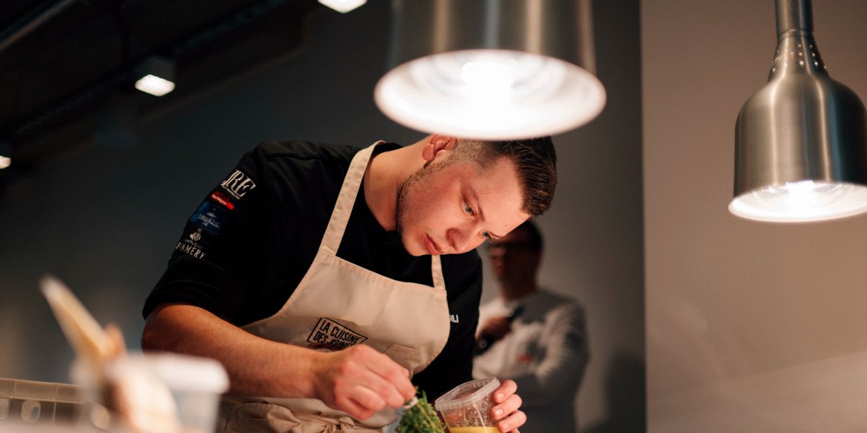 Remo Messerli am anrichten