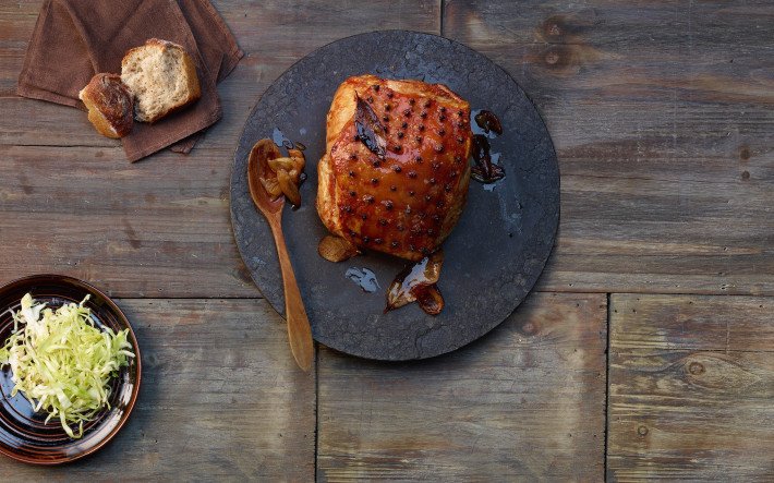 Schweinskrustenbraten_mit_Nelken_gespickt.jpg