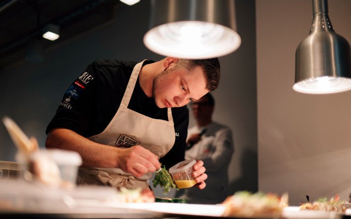 Remo Messerli am anrichten